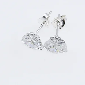 Błyszczące srebrne kolczyki z cyrkonią serduszka