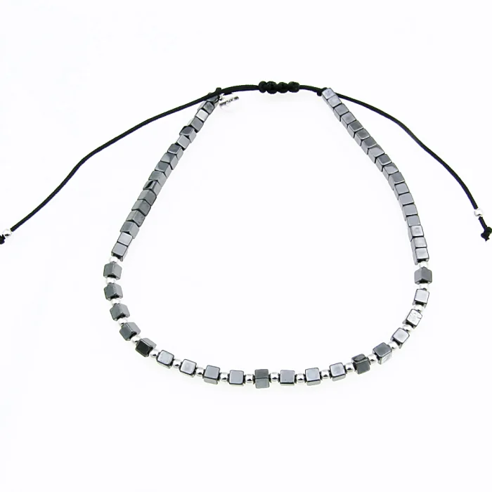 Bransoletka z ciemnych koralików ze srebrnymi kuleczkami