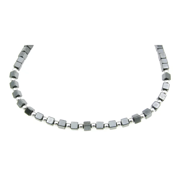 Bransoletka z ciemnych koralików ze srebrnymi kuleczkami