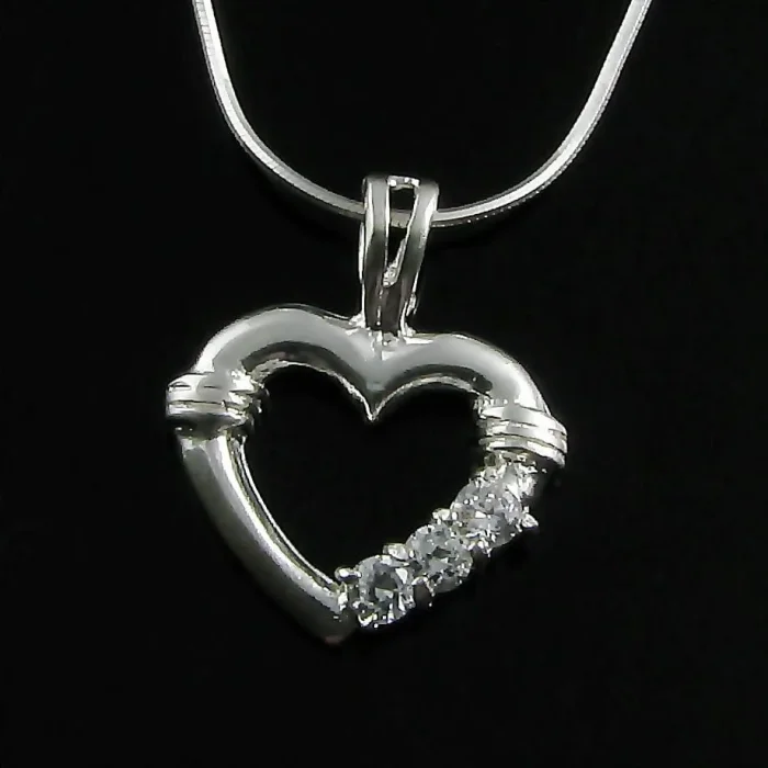Srebrne serduszko z białymi cyrkoniami
