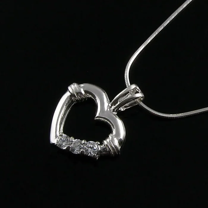 Srebrne serduszko z białymi cyrkoniami