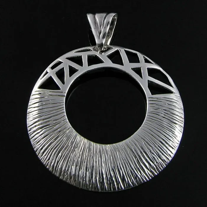 Duży srebrny wisiorek koło z orientalnym wzorem