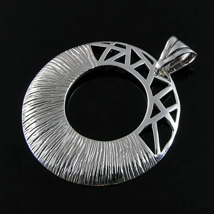 Duży srebrny wisiorek koło z orientalnym wzorem