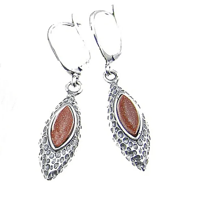 Gustowne srebrne kolczyki z piaskiem pustyni