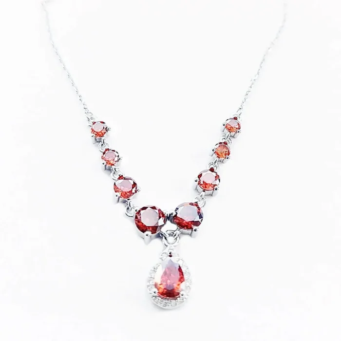 Gustowny srebrny naszyjnik z bordowymi cyrkoniami