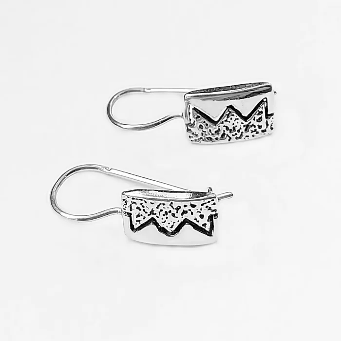 Srebrne kolczyki na uszku