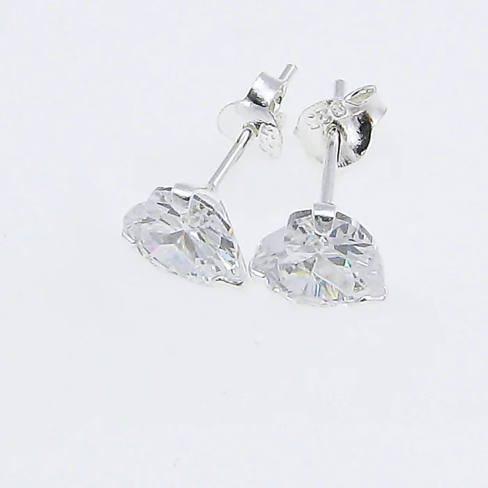 Błyszczące srebrne kolczyki z cyrkonią serduszka