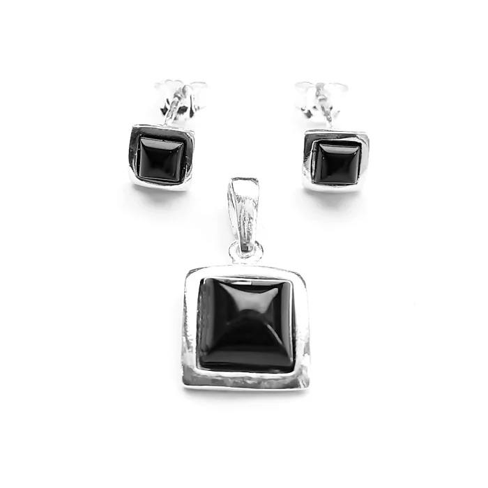 Srebrny wisiorek z onyksem kwadracik