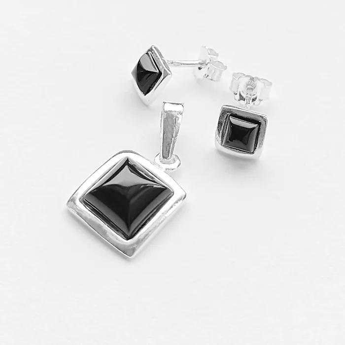 Srebrny wisiorek z onyksem kwadracik