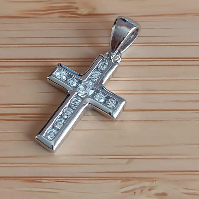 Wisiorek srebrny krzyżyk z cyrkoniami