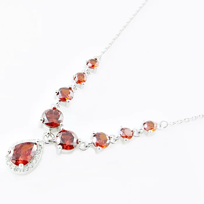 Gustowny srebrny naszyjnik z bordowymi cyrkoniami