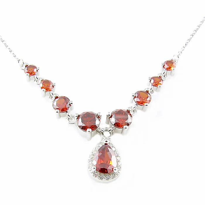 Gustowny srebrny naszyjnik z bordowymi cyrkoniami