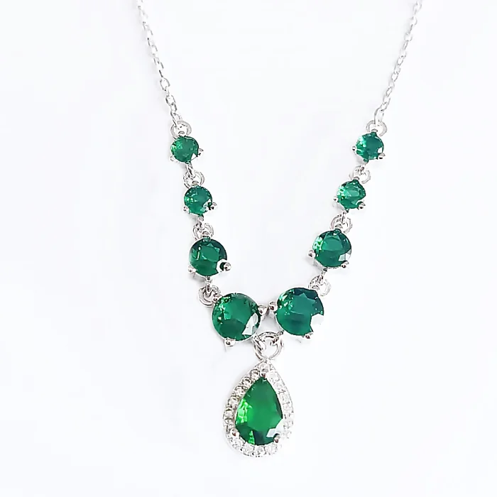Gustowny srebrny naszyjnik z zielonymi cyrkoniami