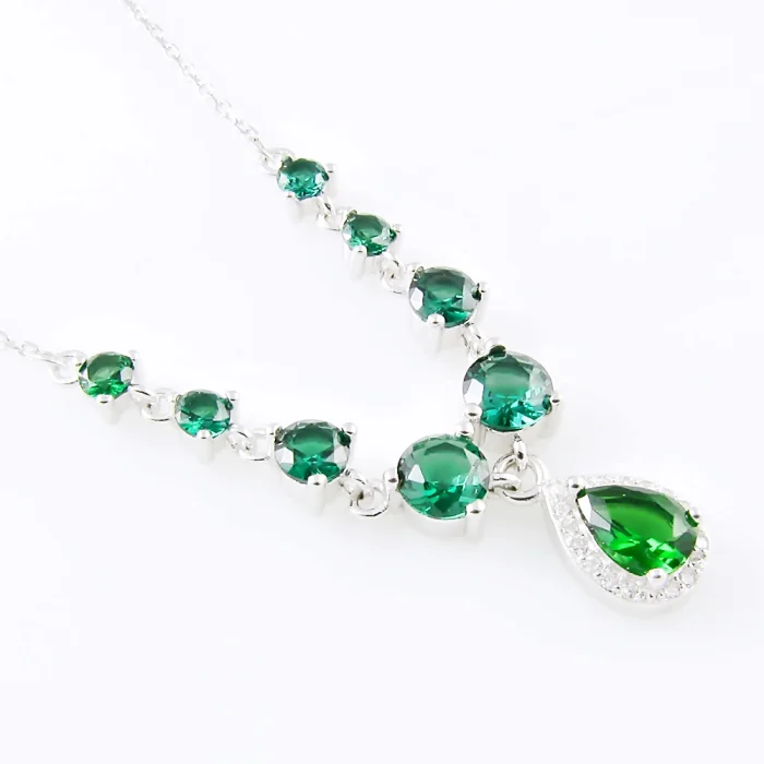 Gustowny srebrny naszyjnik z zielonymi cyrkoniami