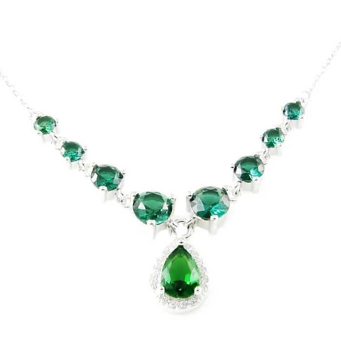 Gustowny srebrny naszyjnik z zielonymi cyrkoniami