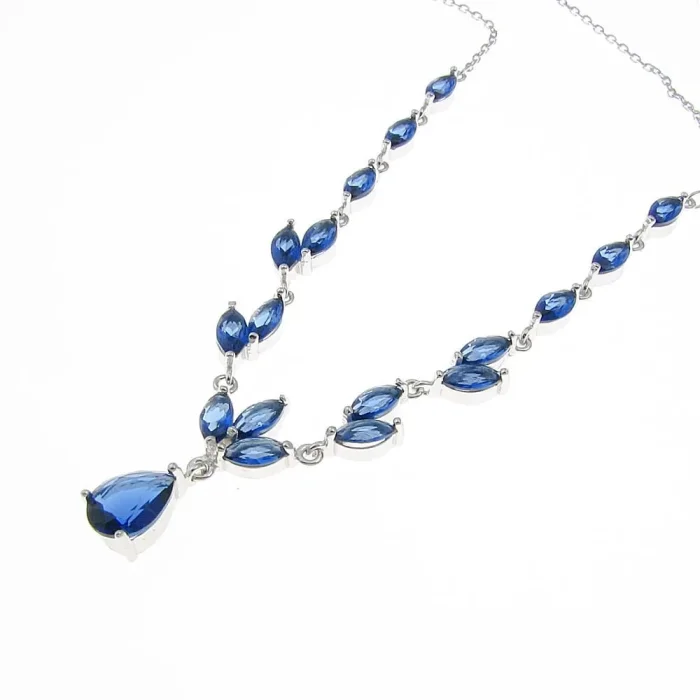 Piękny srebrny naszyjnik z szafirkami listki