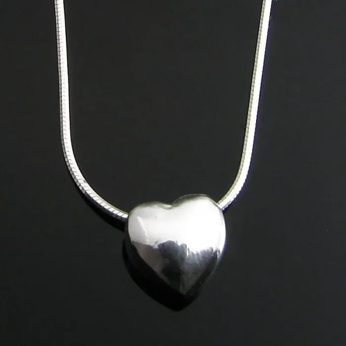 Serduszko srebrne przewlekane na łańcuszku