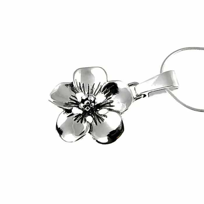 Śliczny srebrny wisiorek koniczyna