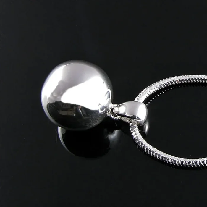 Większa srebrna kulka, zawieszka do łańcuszka 1,6 cm